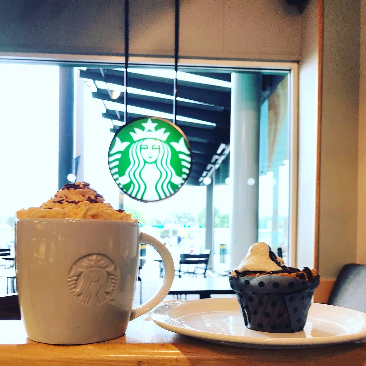 What's better on a cold day then a lovely bit of pumpkin spice #latte and toasted #smores muffin and now with a limited edition topping ❤️🎃

#Starbucks #sbux #PumpkinSpiceLatte #spice #Coffee #CREAM  #muffins #SaturdayMorning #warmth