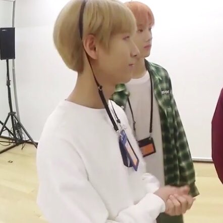 hrjactivities's tweet photo. renjun wearing his crew card lanyard as a hair piece (2018) https://t.co/gHsO7DCopA