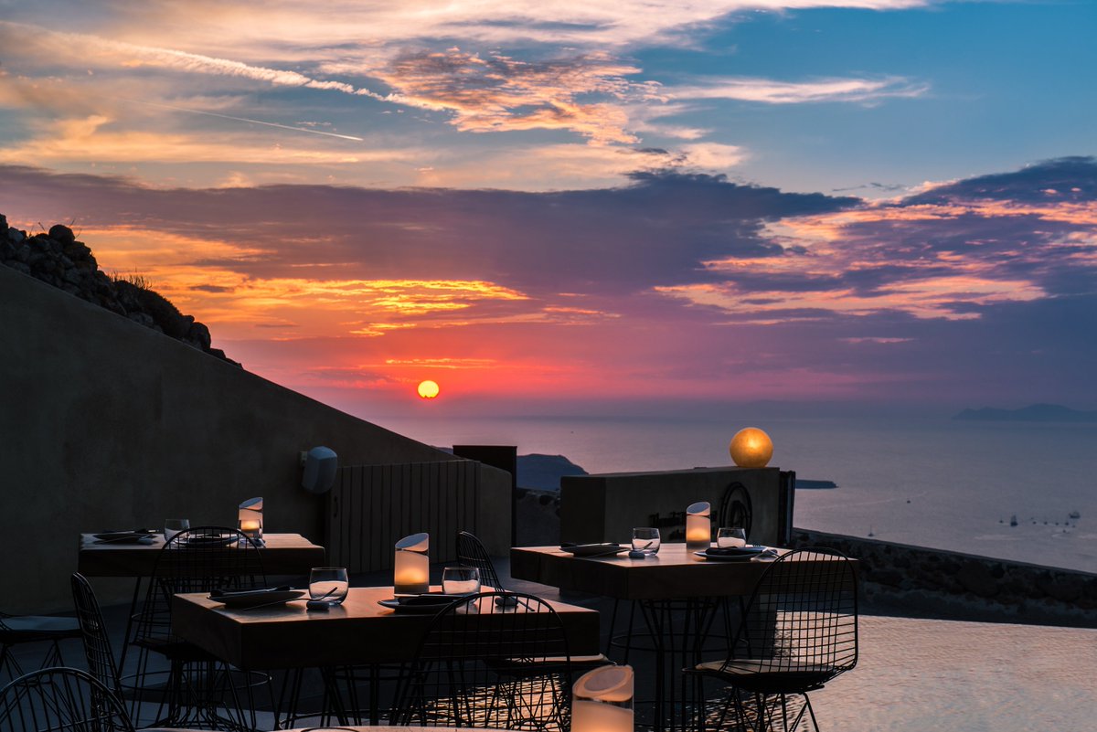 AndronisGroup's tweet image. A beautiful scenery at @throubi_santorini is enough to make your dinner truly unforgettable. 

#AndronisConcept #ThroubiRestaurant #LuxuryTravel #LuxuryExperiences #AndronisExclusive #AndronisExperience
