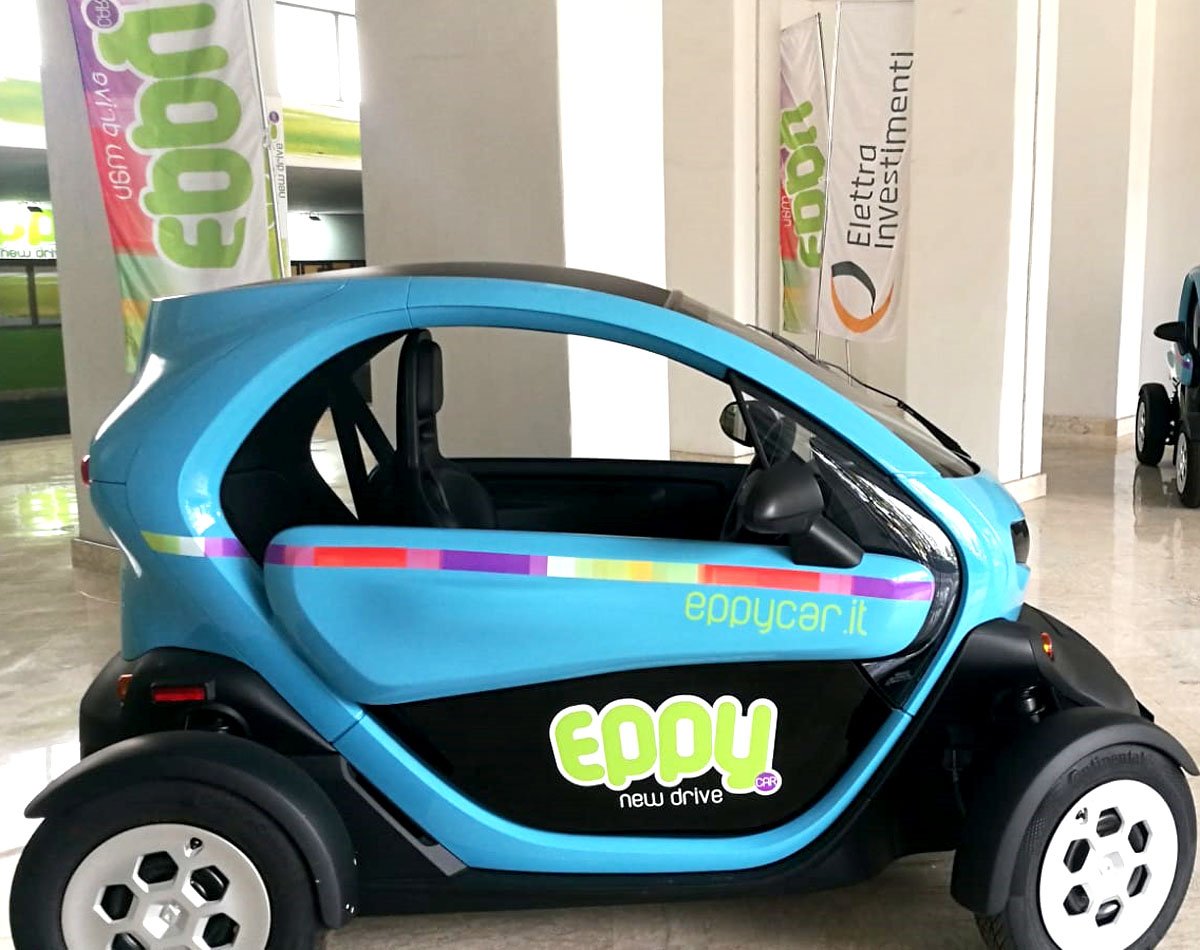 EppyCar's tweet photo. Benvenuto a #Twizy il nuovo fratellino di #Eppy. Appena arrivato e ha già voglia di mostrarti tutto il suo affetto 🤗

Passa a conoscerlo e provarlo oggi dalle 15 in piazza del Popolo a Latina: #EppyCar è protagonista della Settimana Europea della Mobilità Sostenibile 🍀🚙🔌 https://t.co/0yap9WgbUm