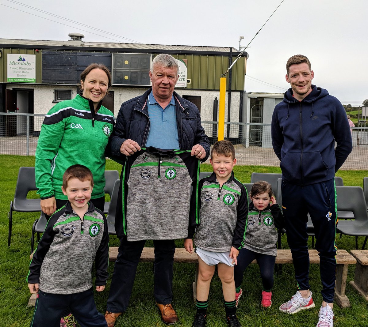 BlackhillGAA's tweet photo. Thanks to @ConorMcManus_15 who met our @BlackhillGAA juveniles at this mornings training and presented M15 tops to all the children & also to Gerry Duffy, 🐖 & 🥓 for his generous sponsorship. #Manzy @monaghanGAA G.O.A.T. https://t.co/BUzzcNDPnu