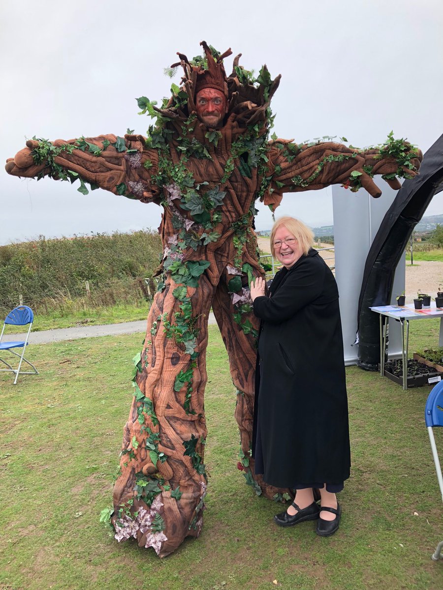 Come down to ⁦<a href="/RhylTownCouncil/">Rhyl Town Council</a>⁩ ⁦<a href="/DenbshireCside/">Cefn Gwlad Sir Ddinbych🌳Denbighshire Countryside</a>⁩ Wild Rhyl event on glan Morfa and hug a tree lots of other things to do #CommunityEngagement