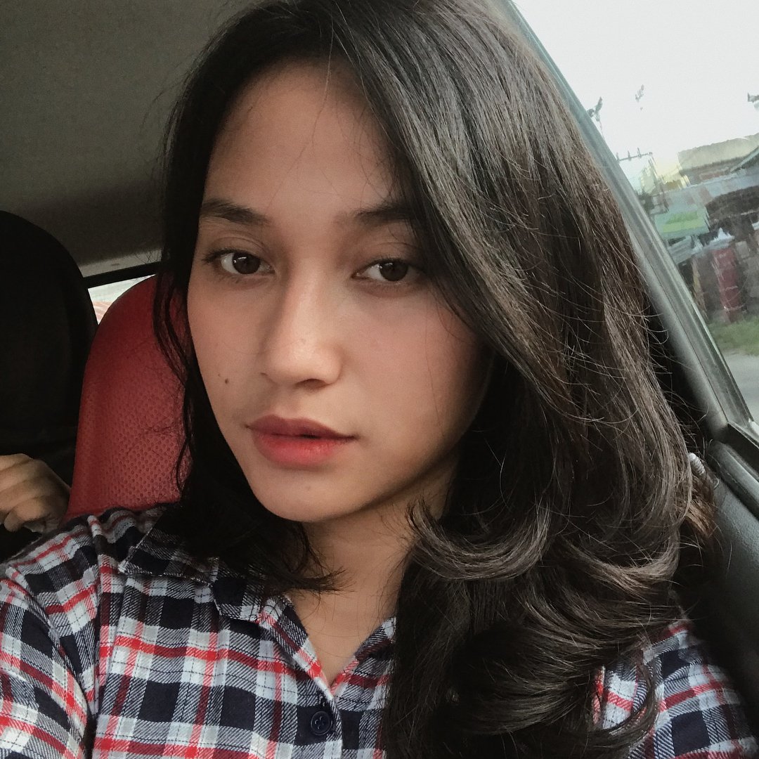 Hi tweps... bertemu lagi.
Cuman mau ngenalin April namanya. Tgl lahir 21-4-1998.