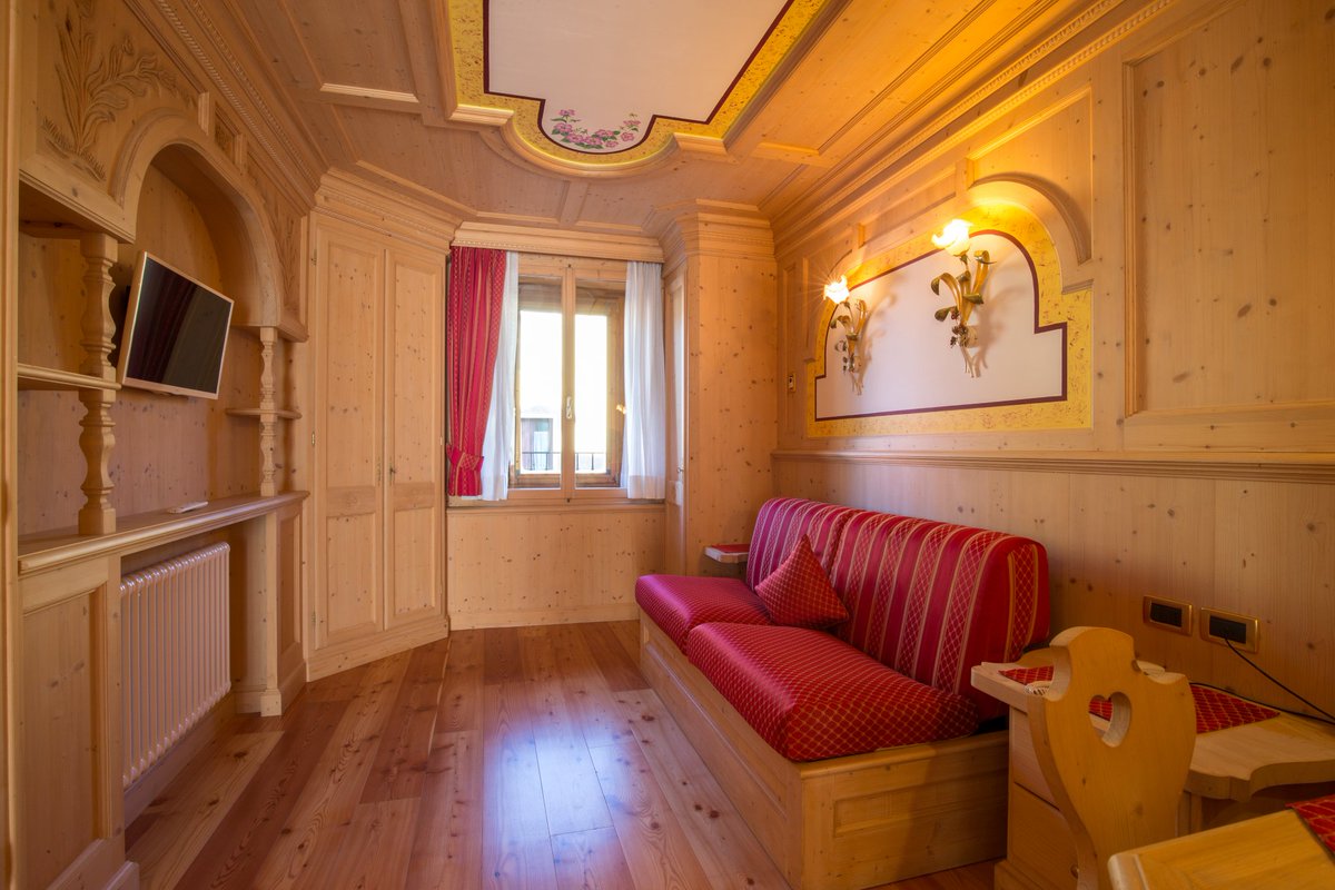 Hotelericasiago's tweet photo. Hotel Erica Asiago
Pubblicato da Alberto Vescovi · 1 h · 
Buon sabato amici!Iniziamo a pianificare un ottimo week end di relax con la scelta della stanza giusta. Vi presentiamo per iniziare la nostra Suite Stella Alpina
Vi piace?
#Relax #Hotel #Erica #Relax #Benessere #Le7Regole https://t.co/AFk3A69X2u