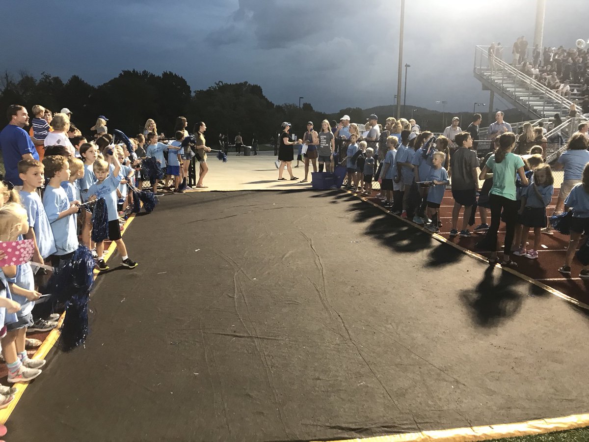 wcsBMSbh's tweet photo. Our Blue Crew is so awesome 😎 They do an amazing job of making a tunnel and cheering for our team as they take the field right before every home game. We have over 200 elementary students participating so far in our community. We love the Blue Crew 🙌🔵⚪️⚫️ https://t.co/JJztTmLgha