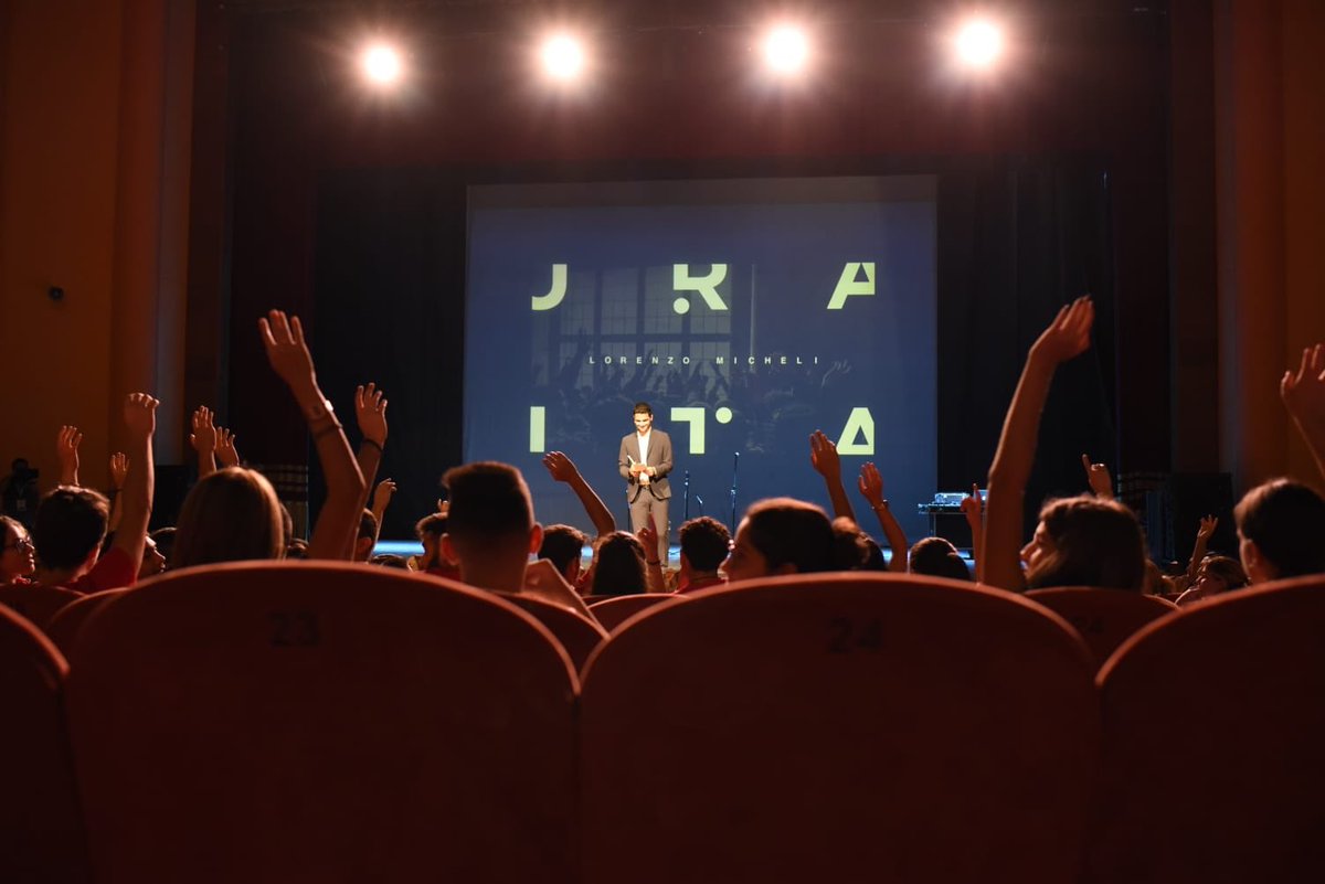 Si sta svolgendo ora al Teatro Comunale di #Sassari la chiusura di Ichnusa 4.0, l’evento del <a href="/MiurSocial/">MiurSocial 😷</a>. I vari team stanno proponendo le loro idee 4.0 per il futuro della Sardegna.

#Camineras #ComuneDiSassari