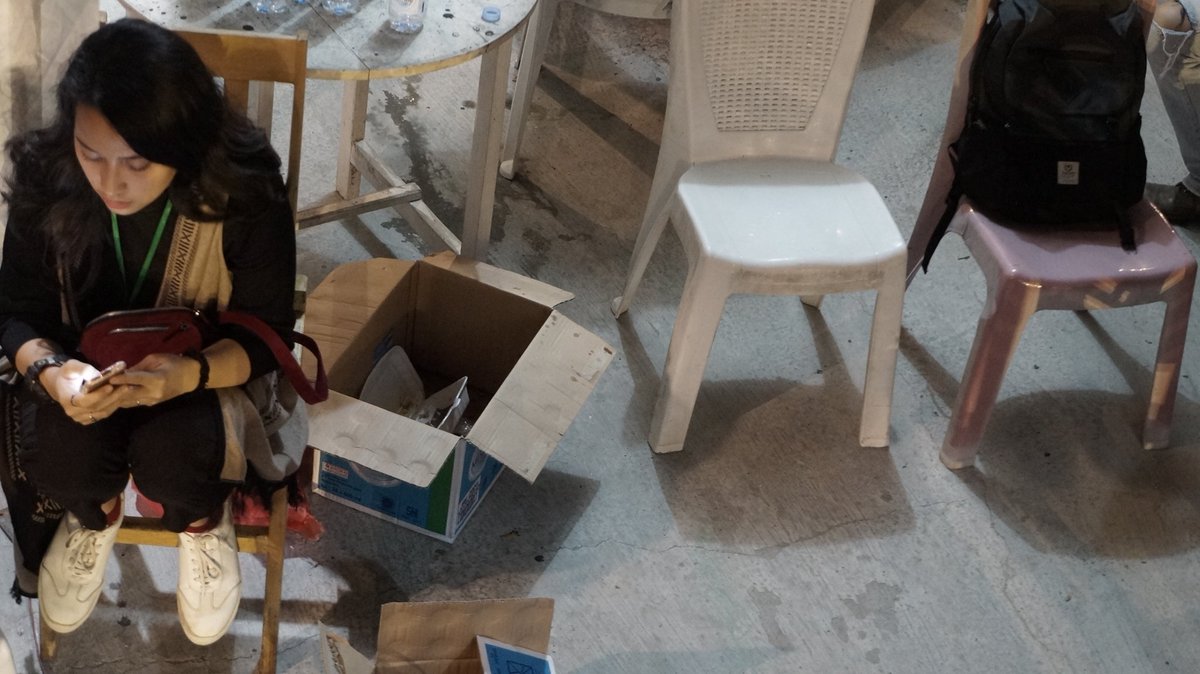 Di acara ini kemarin ketemu si April. Seru acaranya, crowed nya juga asik. tapi disekian banyaknya manusia, selalu nyari si april. seneng sih, tapi bingung, agak sulit untuk ngedapetinnya...