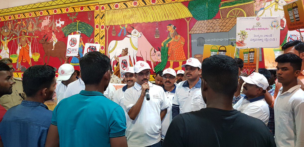 drmsecunderabad's tweet photo. #Sewa Diwas #Secunderabad Railway Station #Campain by #NGO's #Charitableorgainsations  #railway employees educating  passengers not to litter in #Railway Premises #SewaBharathimember NGO, Railway Men have participated in the rally. https://t.co/gsQBfDs9u4
