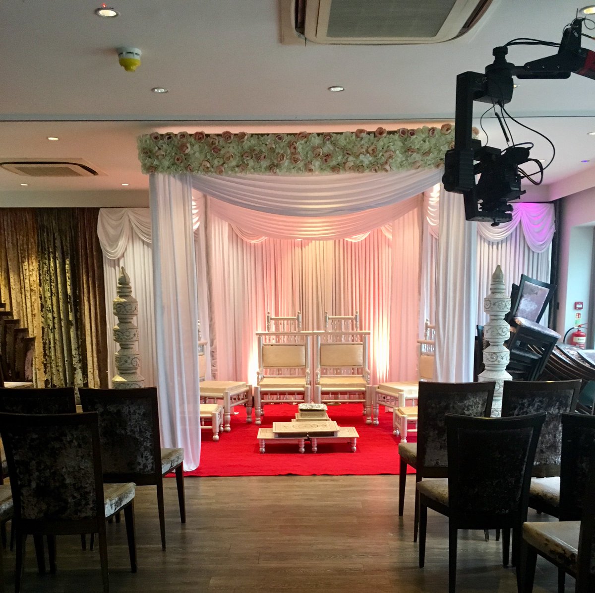 MidlandMandaps's tweet photo. Indian weddings at Hogarths Solihull
Many congratulations to the happy couple, thank you for choosing Midland Mandaps Ltd
https://t.co/O2sM55tJUS
#Drapedmandap #Floraldrapedmandap #mandap #hinduweddings #Autumnweddings @HogarthsHotel https://t.co/DGraNhKoLb