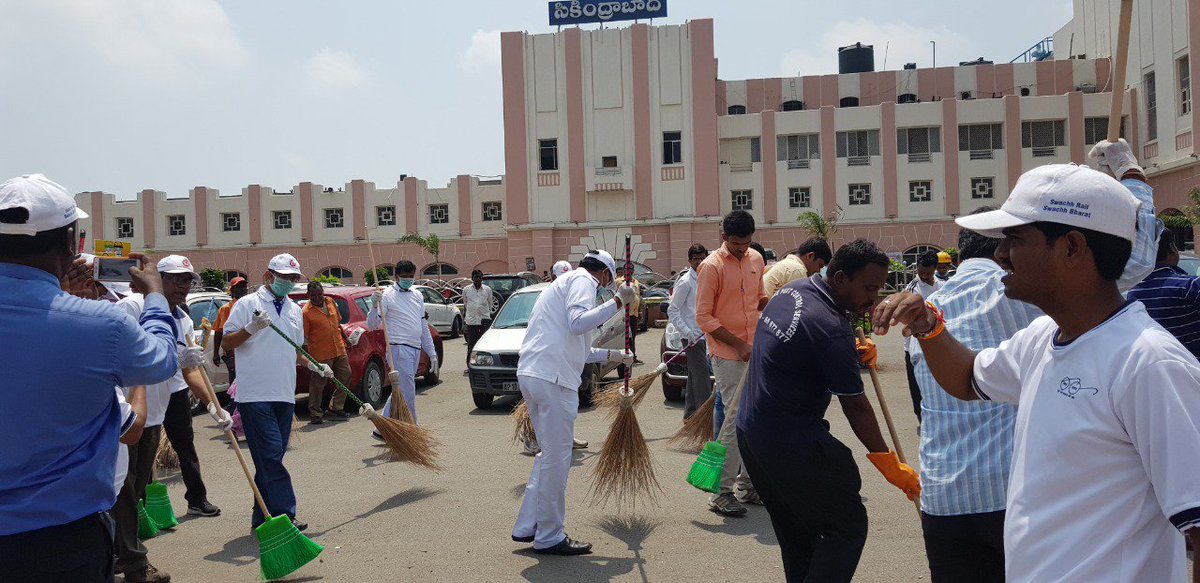 drmsecunderabad's tweet photo. #SwachtaSewaDiwas #SecunderabadRailway Station #Community  #shramdan at station   circulating area by #Sava Bharathi members along with Officers and staff. https://t.co/XnoPihS8FU