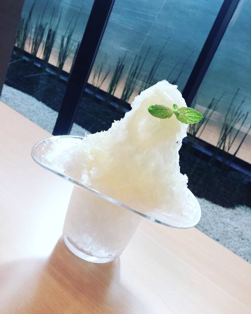 ipada_ism's tweet photo. 星野リゾート「界 仙石原」
ウェルカムかき氷?の器もつくりました。
小田原産青みかんシロップをかけて☆
※画像はいただきものです。
#ipada #イパダガラス工房 #濱舘寛 #村木未緒
#ガラス #星野リゾート #界仙石原 #かき氷 の #器 #うつわ https://t.co/NNFpdK1xCz