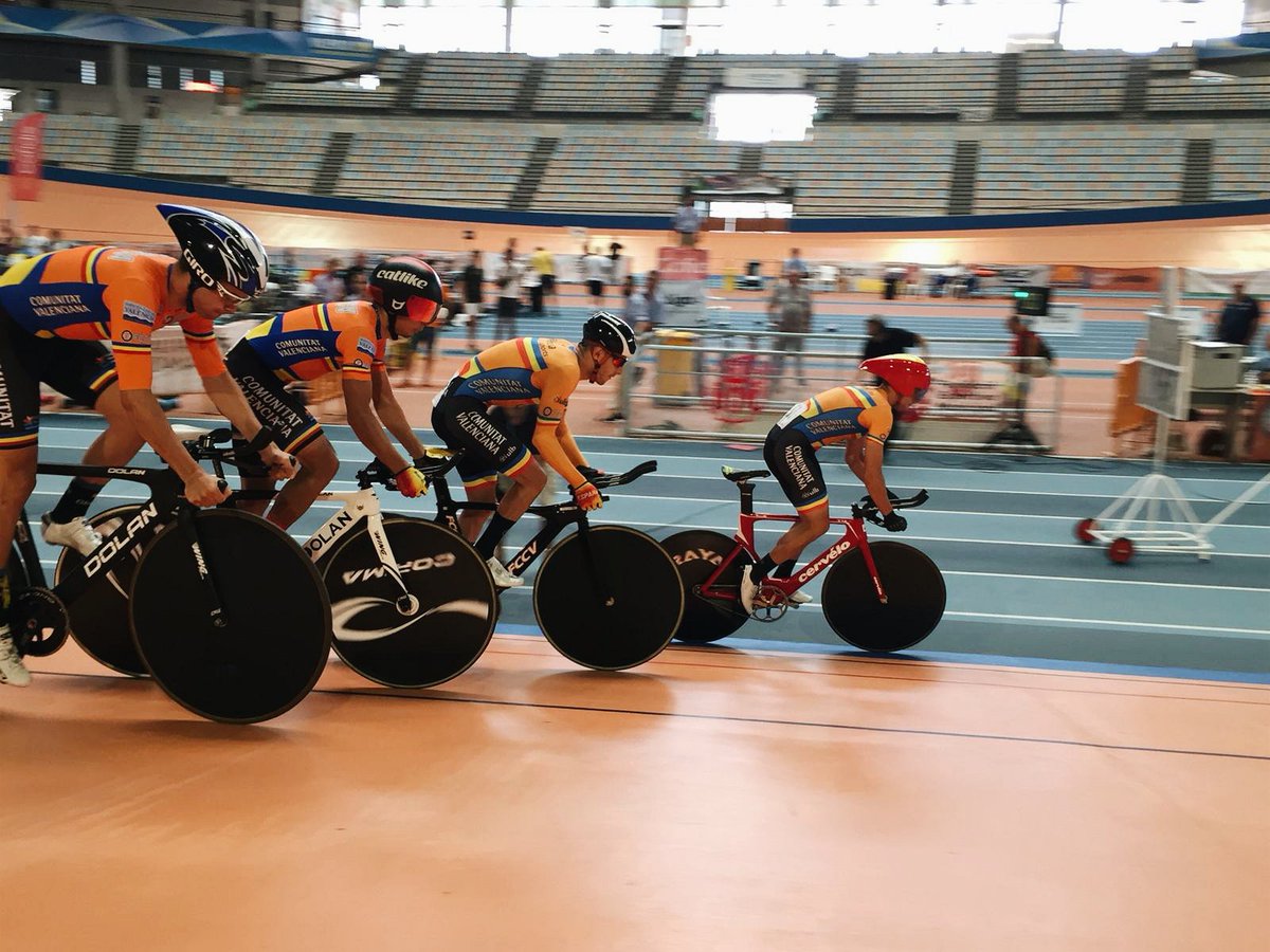 PelegriOscar's tweet photo. ➡ Tercer tiempo esta mañana en la Persecución por Equipos. Mañana será la final por la medalla de bronce contra Cataluña.

👉 Continuamos esta tarde con la disputa del Scratch a las 17:50.

#CEPistaValencia18 #OrgulldeCS #syform https://t.co/rFGj47ZeiD