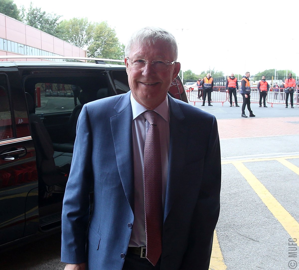 TheSportsman's tweet image. 🙏 Sir Alex Ferguson is BACK at Old Trafford!

What a sight that must be for Man Utd fans...

(📸 @ManUtd)

#MUFC