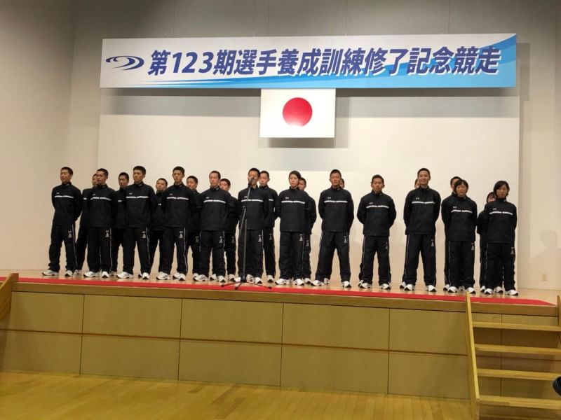 ginjiro0821's tweet photo. 昨日1年間の訓練を終えてボートレーサー養成所を卒業しました！
はれて昔からの夢であったボートレーサーになることが出来ました！
応援してくださった方々本当にありがとうございました🎵 https://t.co/ah19bBreat