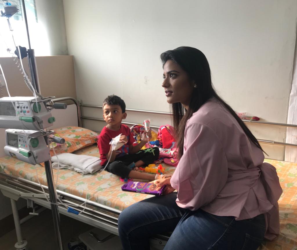 cinemascopetaml's tweet photo. Actress #AishwaryaRajesh attended the event #RoseDay2018 in Apollo Cancer institute, Teynampet.
And she spend times with cancer patient's @aishu_dil @proyuvraaj https://t.co/lgOzl09TPp