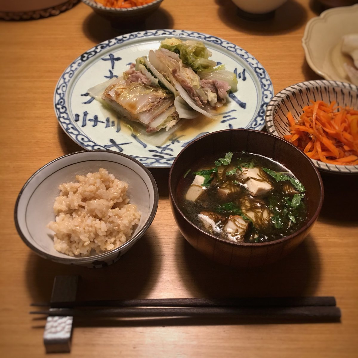 寿木けい 白菜と豚の重ね蒸し 人参おかか炒め もずくと厚揚げの生姜汁 玄米 四角って入れたら角が丸いのが出てきた