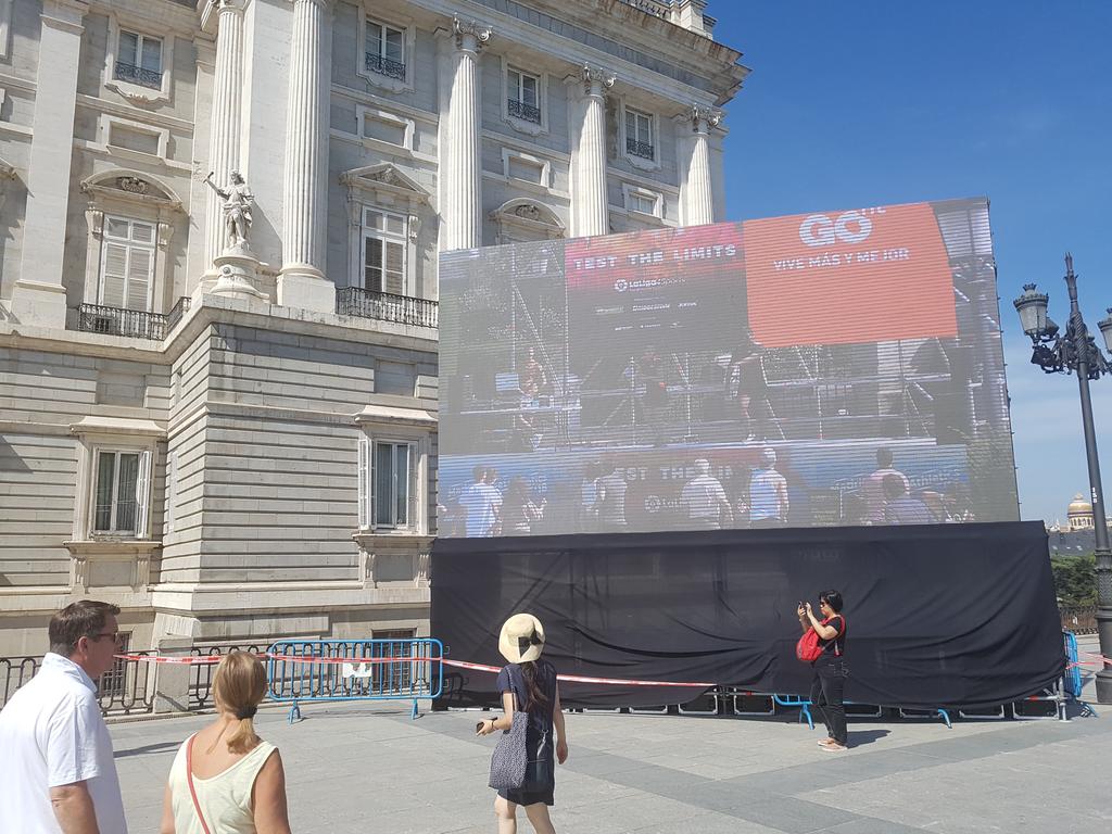 atletismoRFEA's tweet image. La pantalla junto al Palacio Real permite seguir las evoluciones de los participantes.
#MADRIDStreetAthletics2018.
#TestTheLimits.