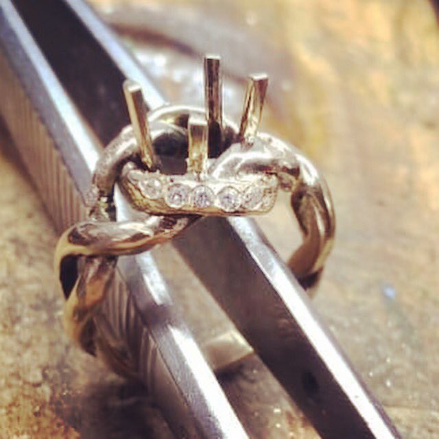 AnillosPortilla's tweet photo. ANILLOS SOBRE DISEÑO Revisión en taller !
Puedes imaginar un proceso totalmente a mano ?
Eso es lo que se logra en nuestro taller, piezas únicas !
#joyeria #joyavip #joyas #albertoportilla #hechoenmexico #hechoamano #oro #boda #promesa #compromiso #anillodecompromiso #diseño https://t.co/J9pthUXfvo