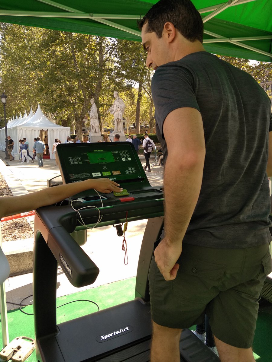 atletismoRFEA's tweet image. Y como en #MADRIDStreetAthletics2018 se toman muchas fotos, siempre viene bien cargar el móvil con las máquinas @GoSportsArt 

Tanto corres, tanto cargas

#TestTheLimits