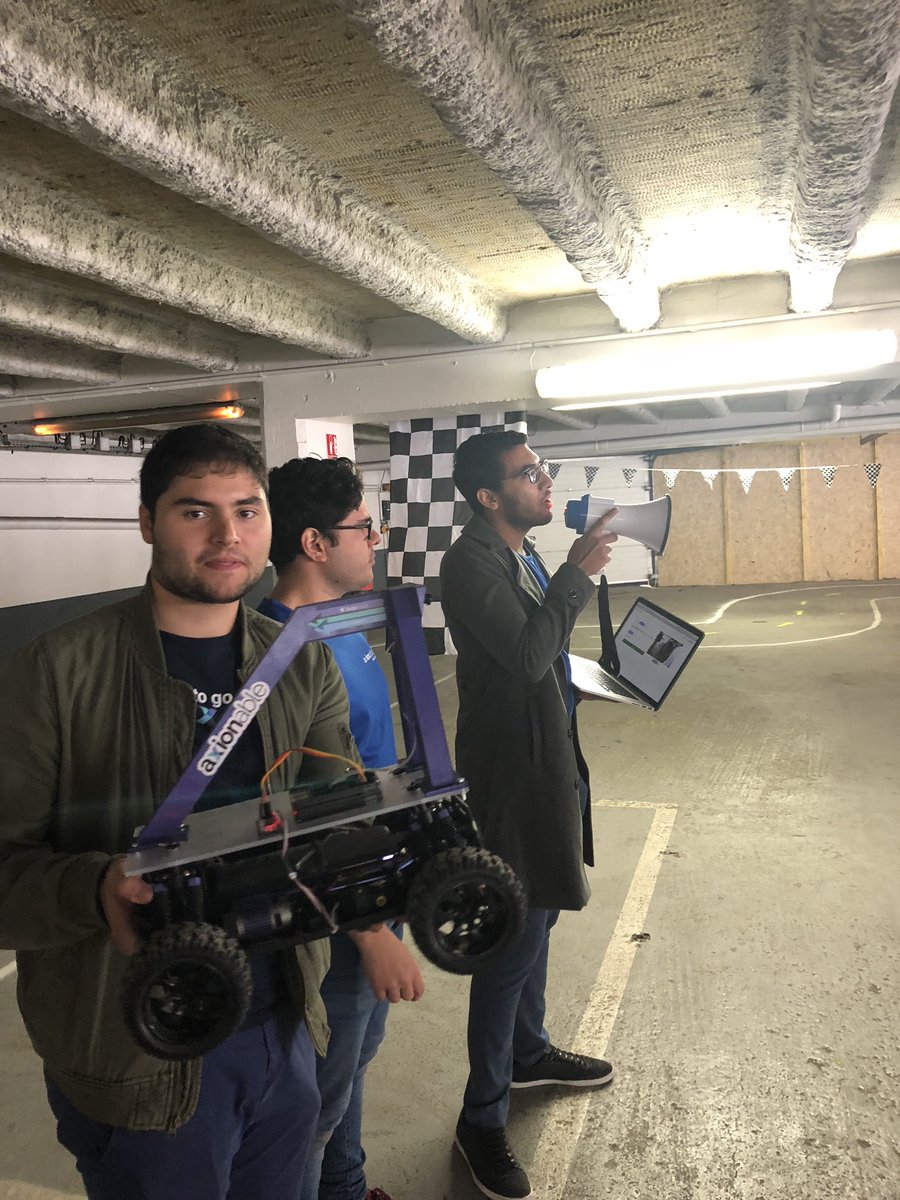 IronCarFrance's tweet photo. Course en live #ironcarfrance #MachineLearning #Autonomous_Car https://t.co/SAc5246zJn