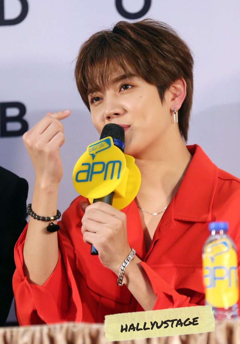180922 #NUEST_W tried mooncake on their way and they loved it!
#NUESTWinHK #뉴이스트Ｗ #NUEST_W #JR #REN #ARON #BAEKHO