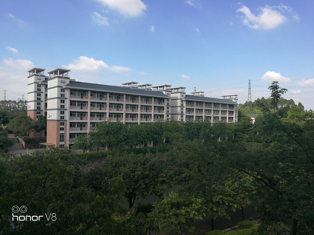 Jo_ryou's tweet photo. #Campuslandscape
               清晨&amp;晴:)

早起☀           漂亮的日出
让睡眼惺忪的你注入活力
阳光洒满大地            补钙

无韵可言                即随性 https://t.co/YJ0e9n9lgA