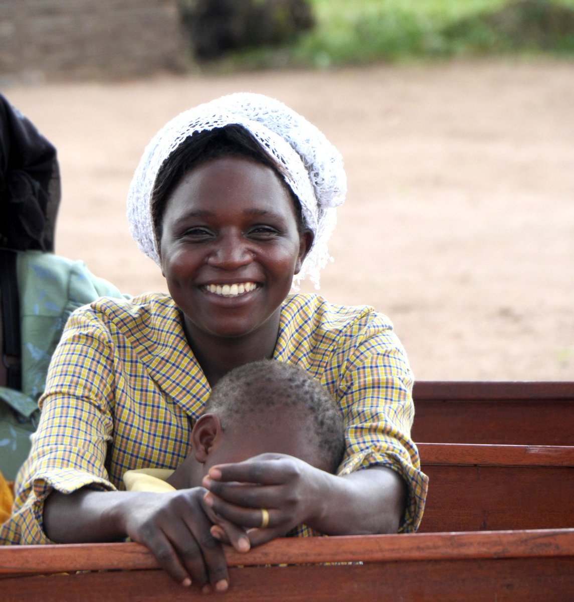 CmiA_AbTF's tweet photo. The #bathrobechallenge by #cottonmadeinafrica is all about raising awareness for the world behind our textiles & sharing the stories of the inspirational people that stand at their origin. Discover cotton farmer Juliet Kabugho's story on https://t.co/T5DYp4kLYN #sustainablecotton https://t.co/yOmzc6sAJc