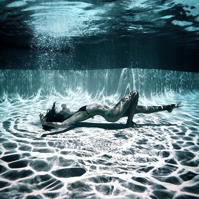 IphonePhotoShot's tweet image. #Underwater shot by Romain Leclerc @nvmero - iPhone 5 - with  #optrix @optrix #iphonephotography #iphoneonly #shotoniphone #iphoneraw #underwaterphotography #reflection #water #case #model #bikini #水中写真 #ビキニ