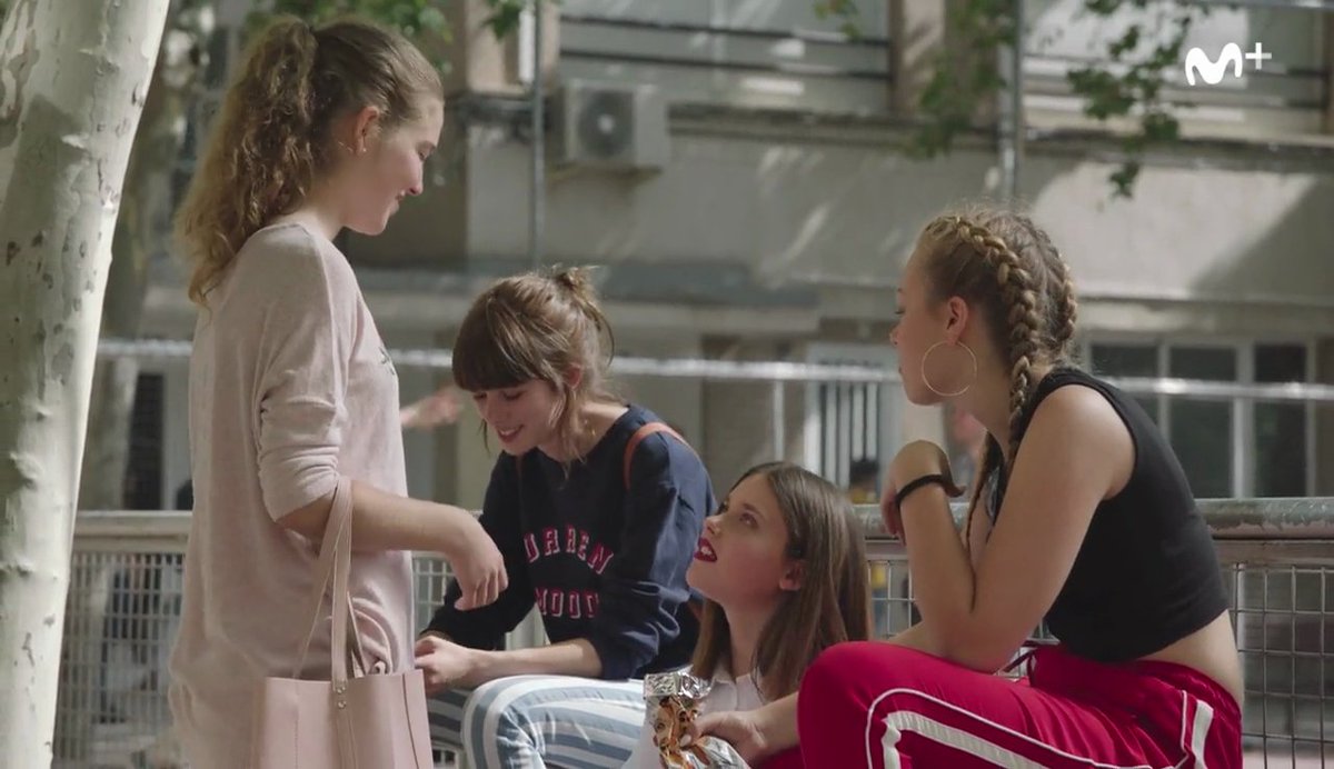 SkamMovistar's tweet photo. Viri holds a meeting without Amira. She wants to sell merch to start saving for the trip. The girls don't seem too convinced. Eva peaces out when she sees Jorge. Cris wants to fuck Jorge. Nora wants to eat ALL the Risketos. Viri watches Eva & Jorge making out? #Rcaps #SkamEspaña https://t.co/fEBE9hqfA8