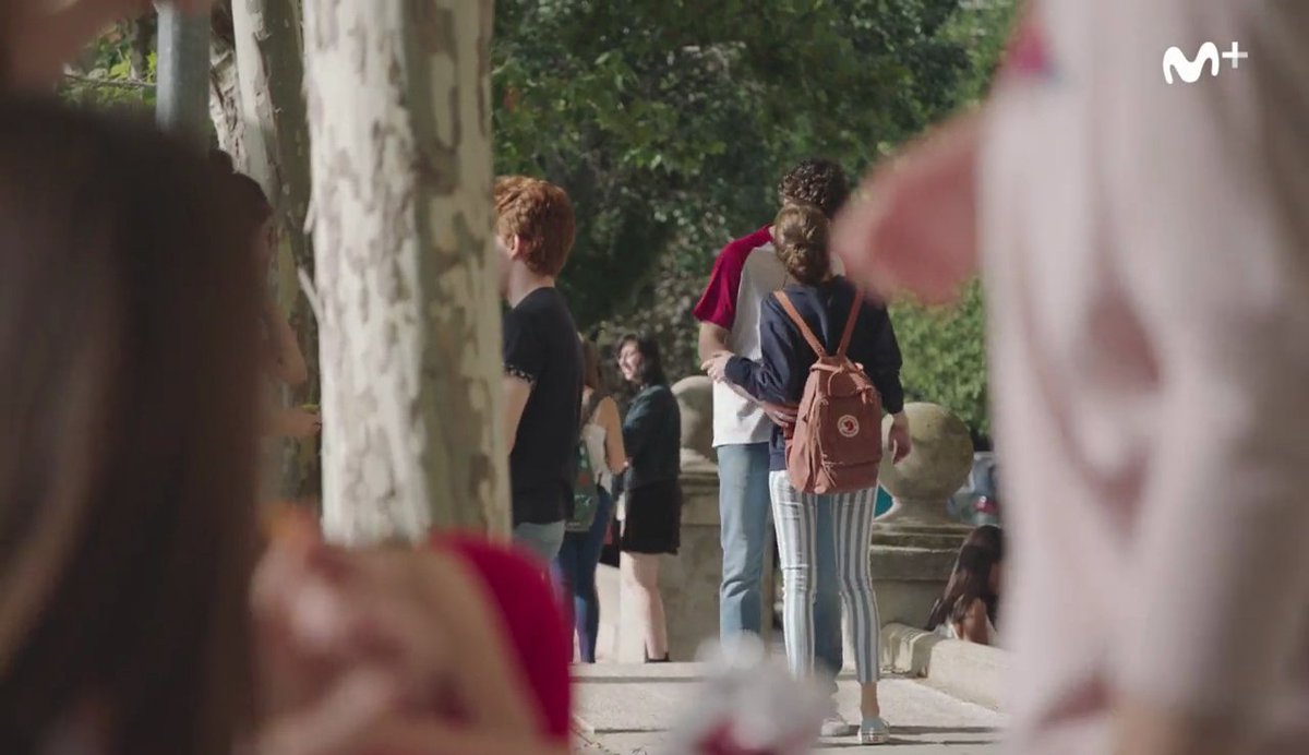 SkamMovistar's tweet photo. Viri holds a meeting without Amira. She wants to sell merch to start saving for the trip. The girls don't seem too convinced. Eva peaces out when she sees Jorge. Cris wants to fuck Jorge. Nora wants to eat ALL the Risketos. Viri watches Eva & Jorge making out? #Rcaps #SkamEspaña https://t.co/fEBE9hqfA8