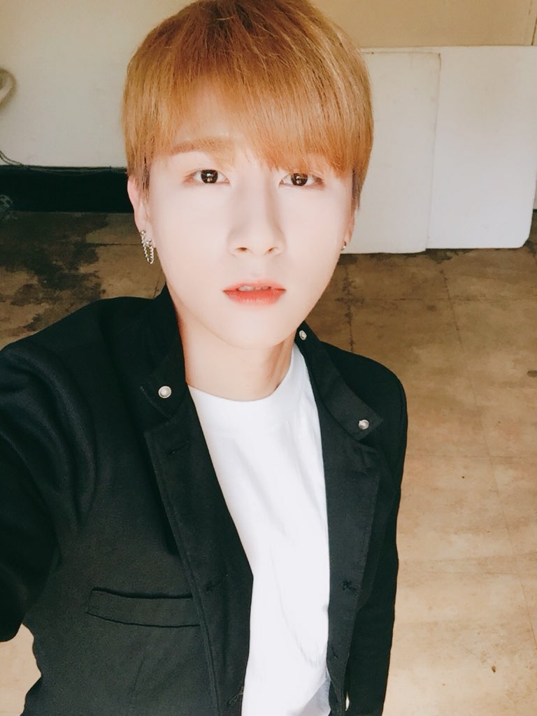 monstaxbr's tweet photo. #TRAD| 180918 • Atualização Twitter @OfficialMonstaX 

[#MONSTA_X]
Doce Holiday com #MONSTA_X Temporada 7 ❤
#SelcaVersion 📷📸
Muito mais fotos dia 0926
Vamos nos encontrar no “#AniversárioDosMonbebes” 😘

#HYUNGWON #JOOHEON #IM
#MX_HOLIDAY7

Kor-Eng. @/princeyooki https://t.co/5yzySQbSv8