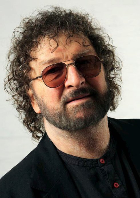 SabotageFilms's tweet image. Incredibly sad news - Chas Hodges has passed away. Here's hoping he's enjoying a celestial pint and a decent knees-up somewhere in the ether. #ChasAndDave #ChasHodges