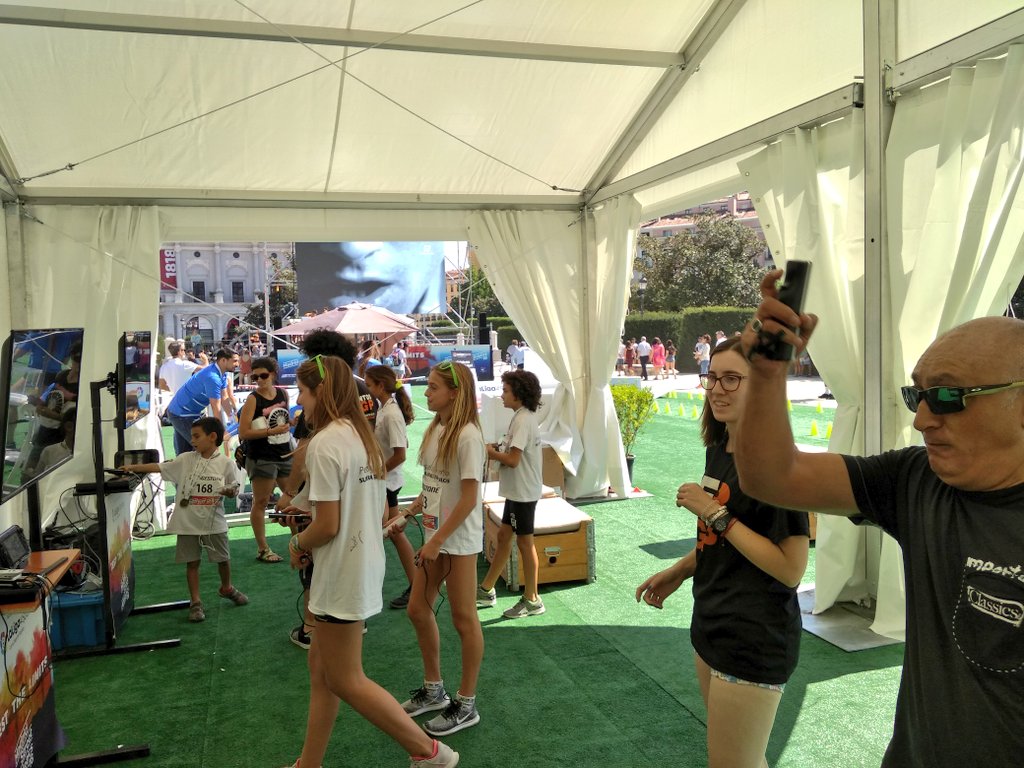 atletismoRFEA's tweet image. En el espacio de @LaLiga4Sports en #MADRIDStreetAthletics2018 fútbol y atletismo por un tubo. Salto de altura estilo libre, atletismo en la Wii...

#TestTheLimits