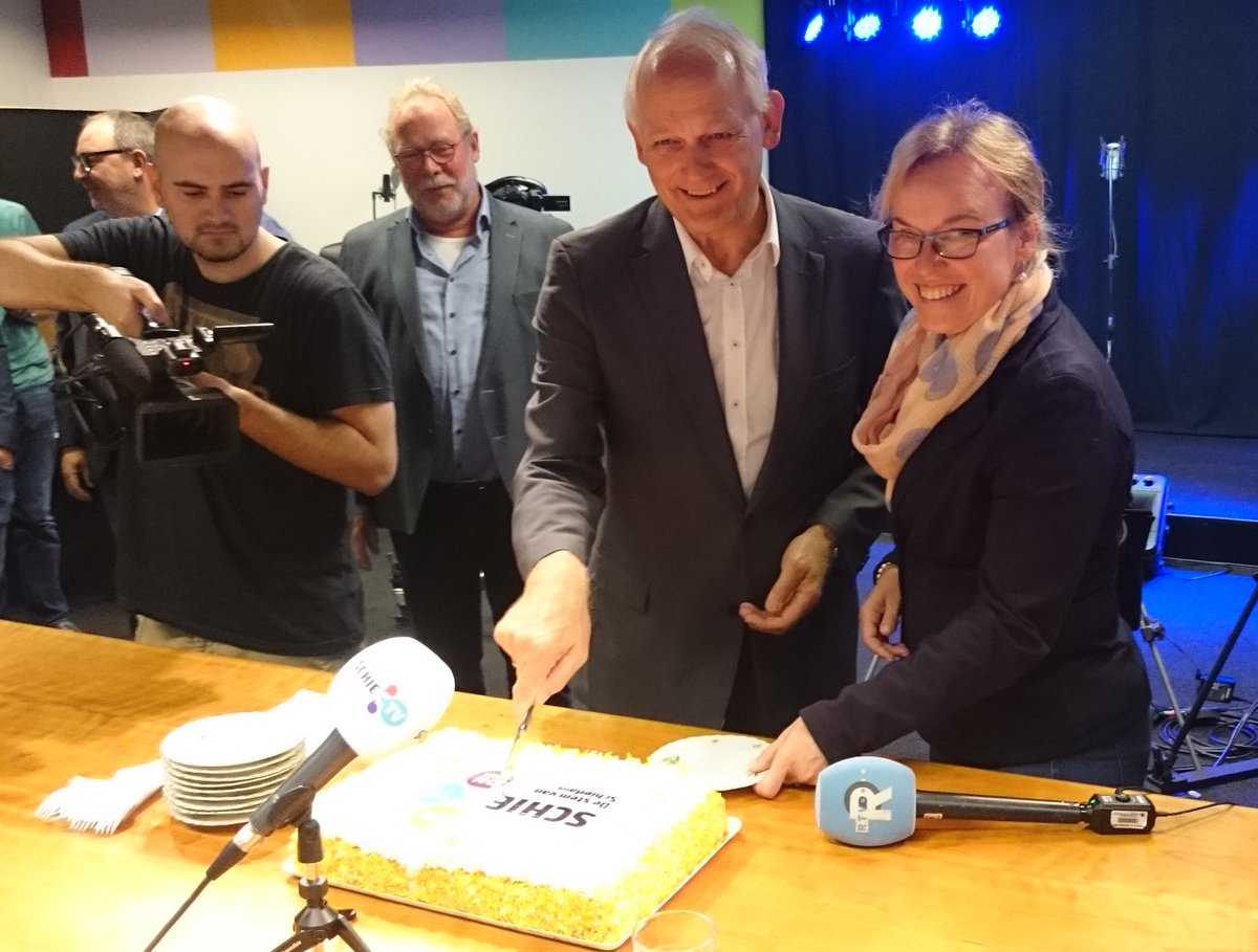 Vanmorgen samen met de burgemeester de nieuwe naam van onze Schiedamse Omroep onthuld #Schiedam #SCHIE.nl