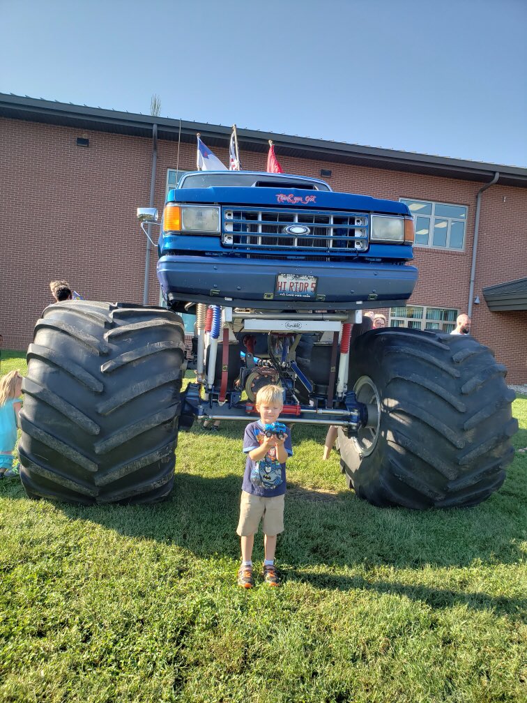 CarlenaSheeran's tweet photo. What makes a @RineyvilleE Preschool Family Meeting even more memorable? ❤️🚀 Bring in a Monster Truck at the end for families to explore together! 🚛 #HCSPreschool #HCSStrongerTogether #READ #FamilyisImportant https://t.co/AJWctwAHyV