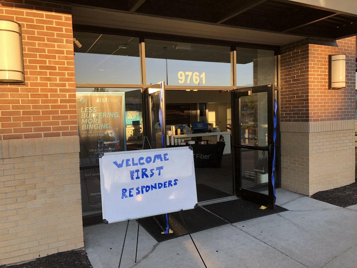 RyanMcInnis6's tweet image. WELCOMING our First Responders this morning with breakfast on us! 👮🏻‍♂️👩🏽‍🚒🚑 Come see us for fresh donuts, pancakes, and coffee! 🚨 #MoKanDo #CentralScoop