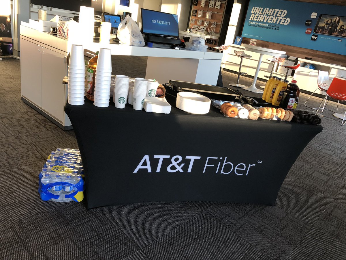 RyanMcInnis6's tweet image. WELCOMING our First Responders this morning with breakfast on us! 👮🏻‍♂️👩🏽‍🚒🚑 Come see us for fresh donuts, pancakes, and coffee! 🚨 #MoKanDo #CentralScoop