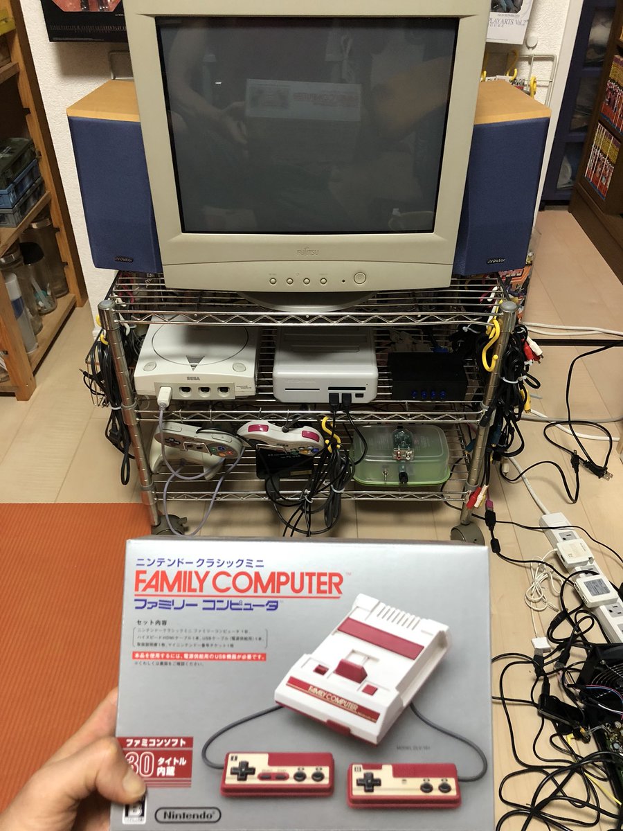 test ツイッターメディア - 発売日に買って、2回しか使ってないミニファミコン。こいつも出動させるか。  コントローラーか小さくて、斜め入力が入れにくいとかで敬遠してたけど、この機会に繋いでおこう！  子供の手には、丁度いいんですけどね♪  妻夜勤でもーすぐ寝るので、接続はまた後日！ https://t.co/XjqTPAcRiN