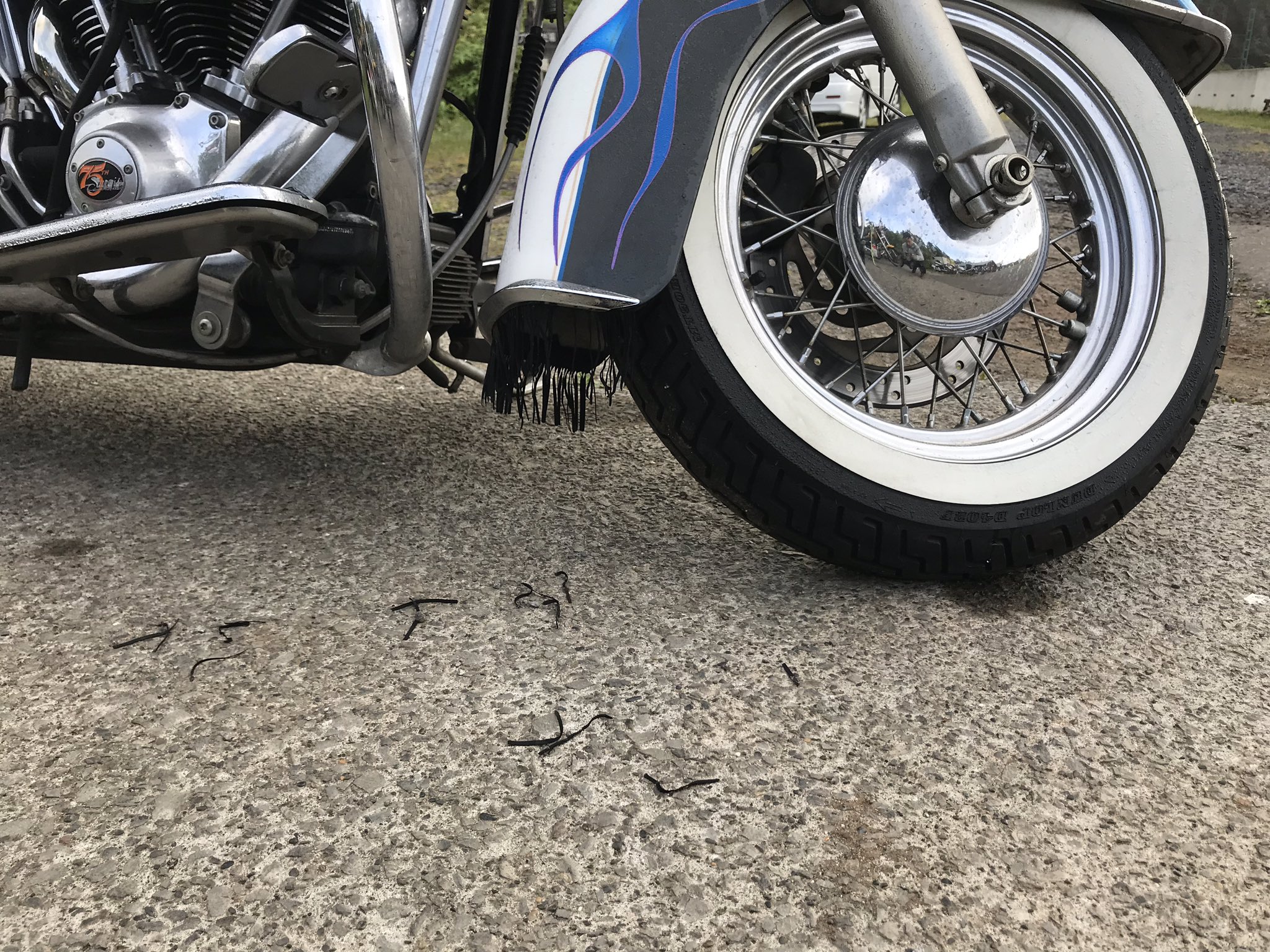 Y U K アメリカンバイクでよく見るヒラヒラ フリンジ を付けてキャンプツーリングに行ってはいけません カラスにつつかれて翌朝こんなことになります バイク ツーリング フリンジ カラスの被害 T Co Lkfwqtxukk Twitter