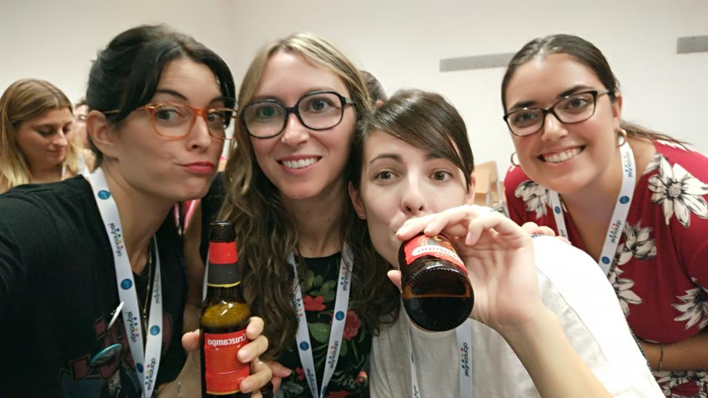 Aquí de cervezas en el #innobar de <a href="/innoducation/">Innoducation</a> 🙌🙌🙌 #innoeducationalicante <a href="/LaVozEducativa/">La Voz Educativa</a> da su aprobación a este momento jajaj
