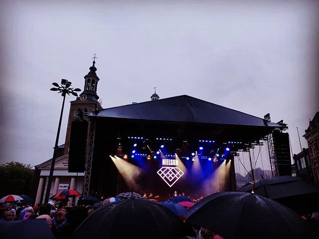 epic_visuals's tweet photo. Now live: @nielsonmusic at Rooskleurig Festival 🌹#VJ https://t.co/lIe97OY9uk https://t.co/zeGKHtamSH