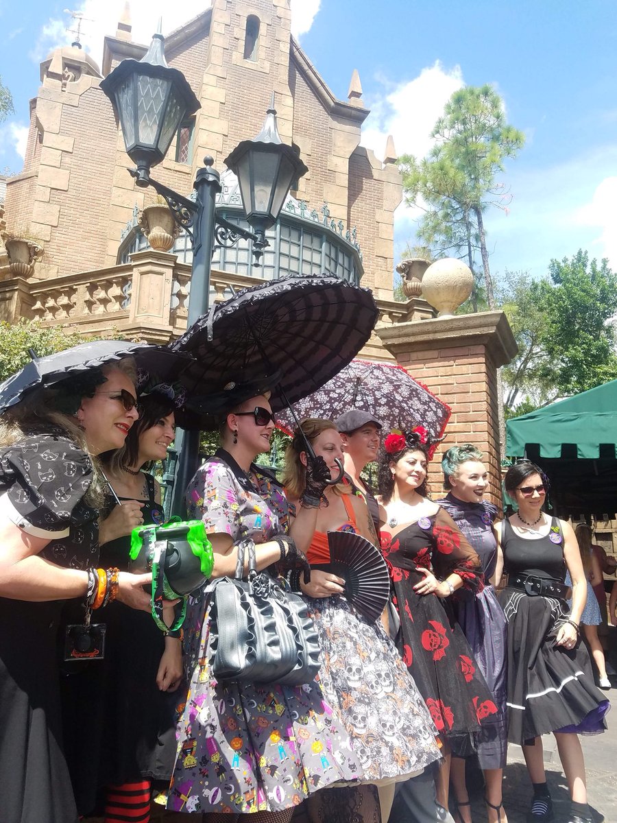 CreepyKingdom's tweet photo. Posing for a picture outside of the #hauntedmansion ! @spookydayorl @floridasupercon #spookyday #spookydayintheparks #spookydayorl https://t.co/xykPJS6aYm
