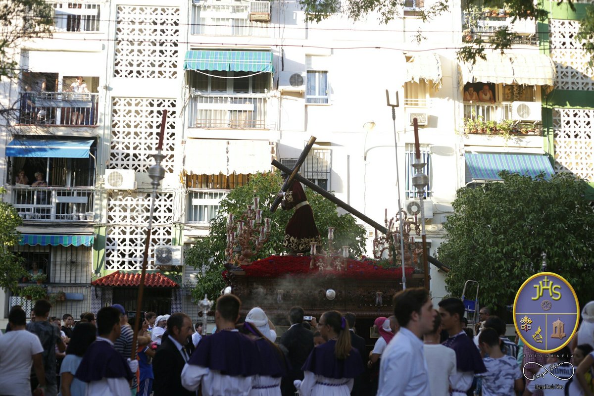 [#Salud2018]
 Nuestro señor ya de dispone a cruzar la Plaza El aguador de Sevilla.