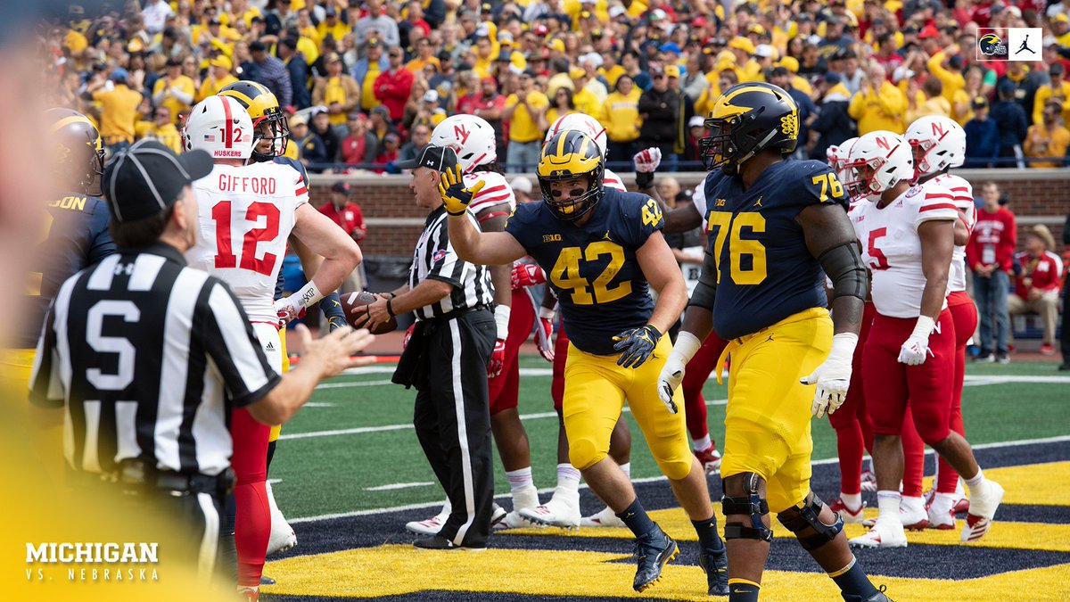 UMichFootball's tweet photo. At the half...

RUSHING YARDS:

MICHIGAN: 190
Nebraska: -6 

--

PASSING YARDS:

MICHIGAN: 115
Nebraska: 23 

--

TOTAL YARDS:

MICHIGAN: 305
Nebraska: 17

#GoBlue https://t.co/3AgnakfLGs