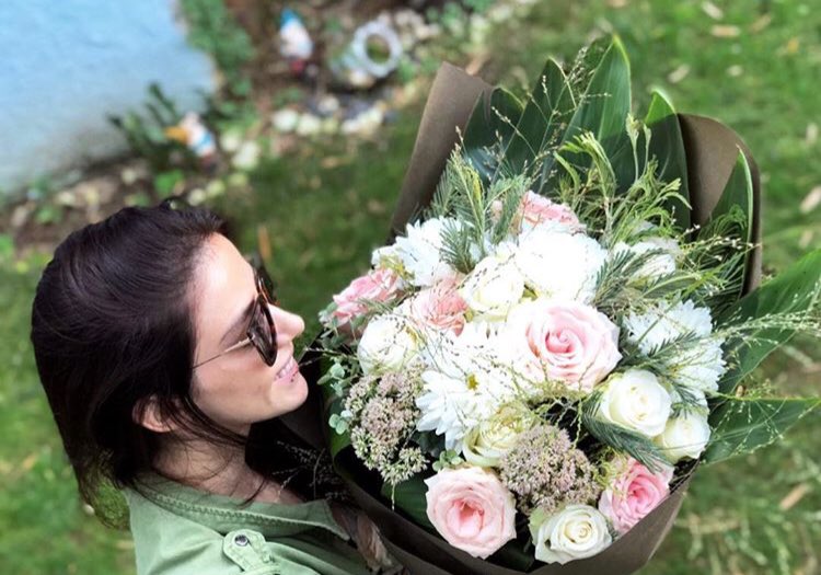 Serkan Çayoğlu, sevgilisi Özge Gürel’le İtalya’ya gidişlerinin yıl dönümünde çiçek hediye etti. #ÖzSer