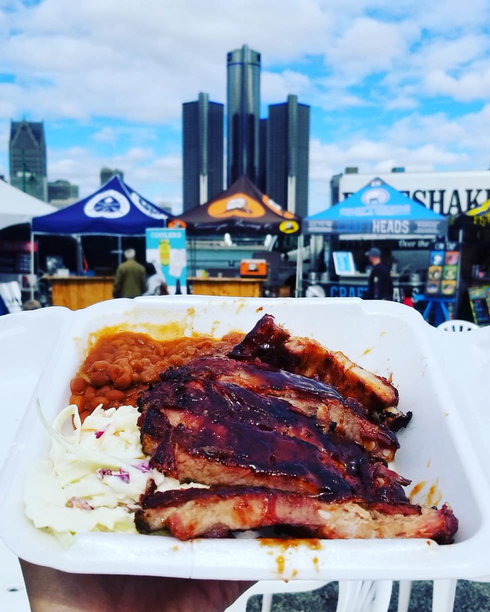 Cheers to Windsor's Fall Rib and Beer fest. Lots of live entertainment, free admission and these suckers from the boys from Daytona. 

Finger lickin' good! <a href="/HAWGSgoneWILD/">HawgsGoneWild</a> 
#heatthenorth