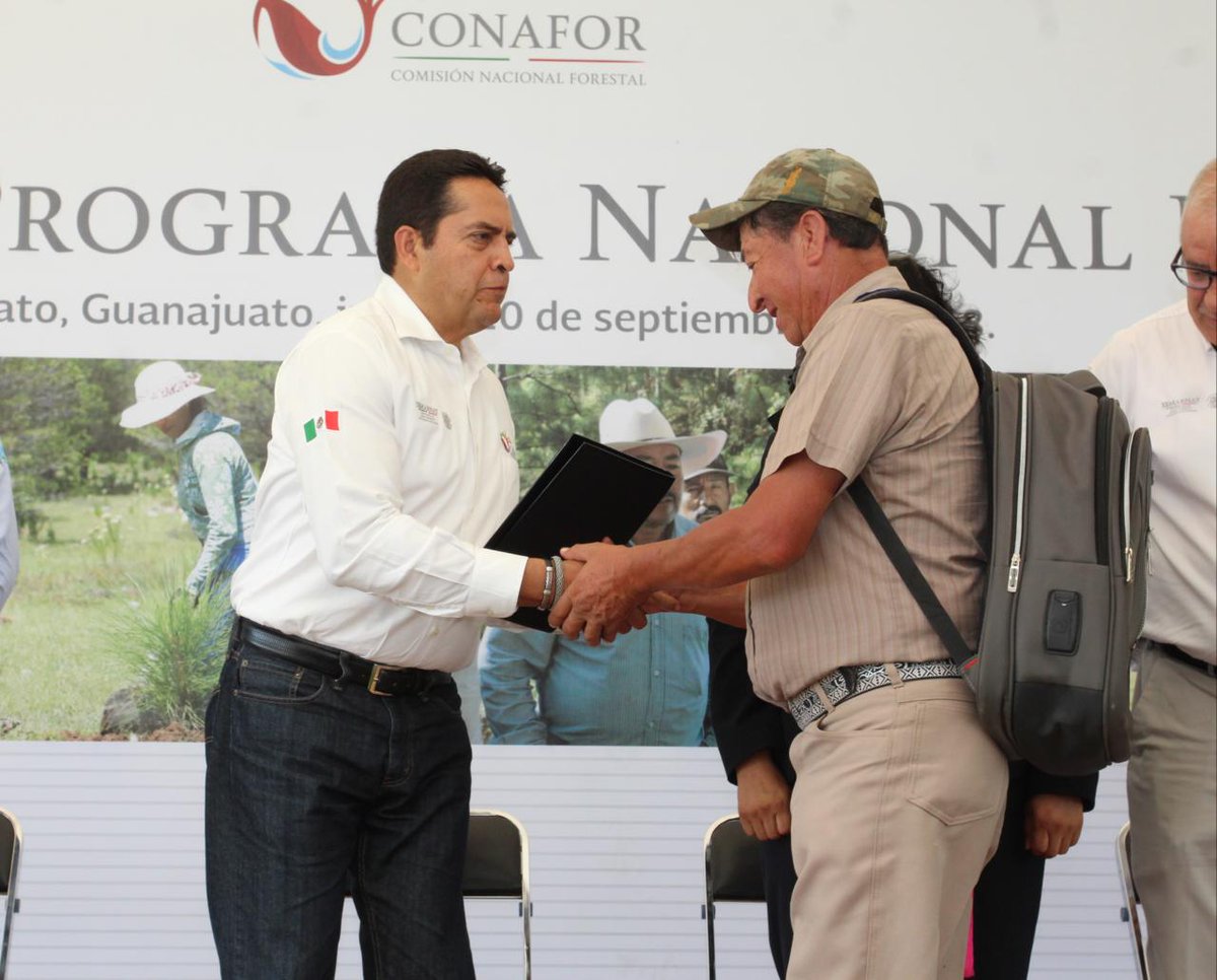 CONAFOR's tweet photo. #PorSiTeLoPerdiste 👉🏽En #Guanajuato entregamos a 11 beneficiarios de los municipios Guanajuato, San Diego de la Unión, San Felipe, San Luis de la Paz y Xichú recursos del programa #PRONAFOR para obras de conservación de suelo, biodiversidad y#reforestación en 3,746 hectáreas. https://t.co/WFy7IqOr7G