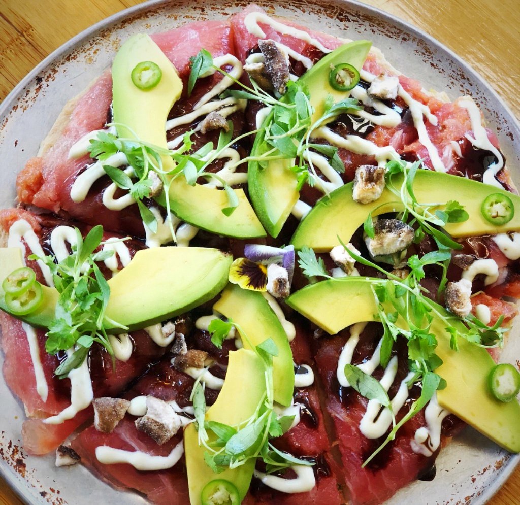 SushiRokuLV's tweet photo. Avocado + pizza + tuna #SpiritAnimal 🙌🏼 @TheItMom #SushiRokuLV #vegas #sushipizza #eaaaats https://t.co/6QRNVHOSVS