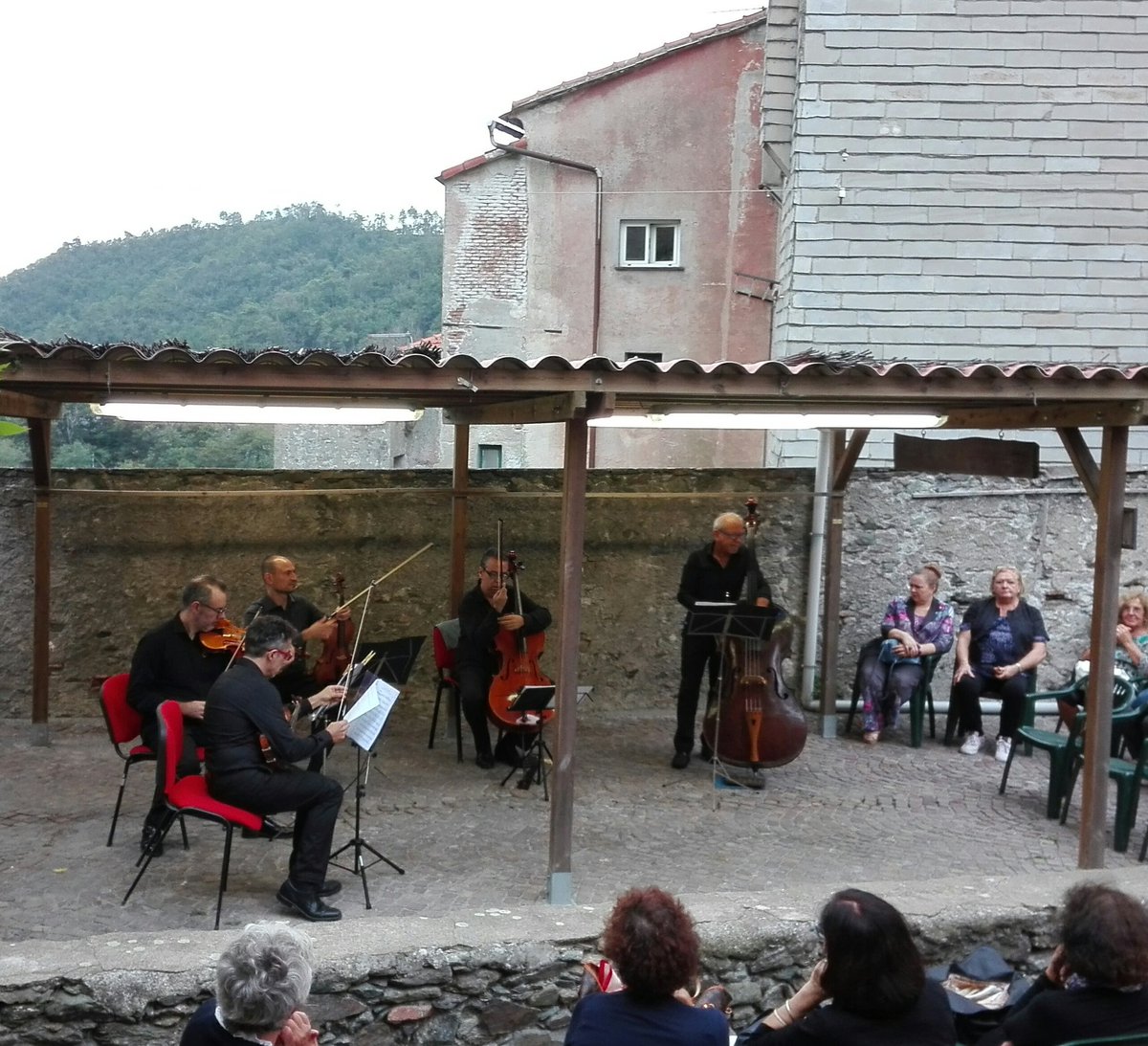 SereGamby's tweet photo. In onore del Presidente #Pertini il quintetto Archi all'Opera del Carlo Felice, ci ha deliziati eseguendo in maniera impeccabile vari pezzi, collegati in qualche modo ai partigiani, alla libertà. Qui siamo nel cortile della casa natale di Pertini, a Stella S. Giovanni. https://t.co/D4o7rs30Vf
