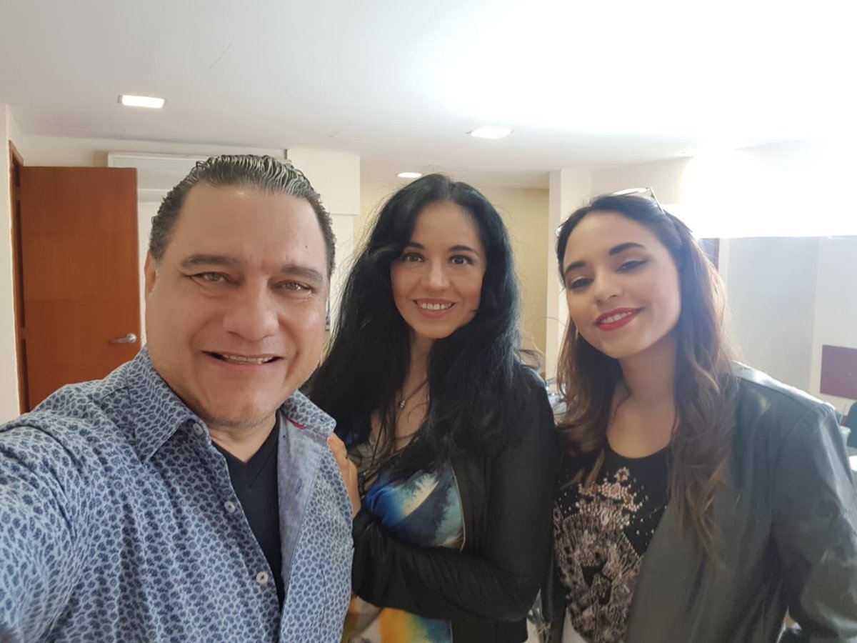 deliapers's tweet photo. Guadalajara!!! Ya listos para actuar en @ConComicsTour  !! @meligmusica https://t.co/Eq7paWItMB